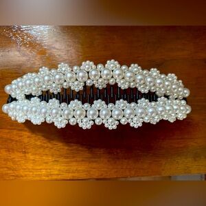 Elegant faux pearl hair clip that snaps closed.